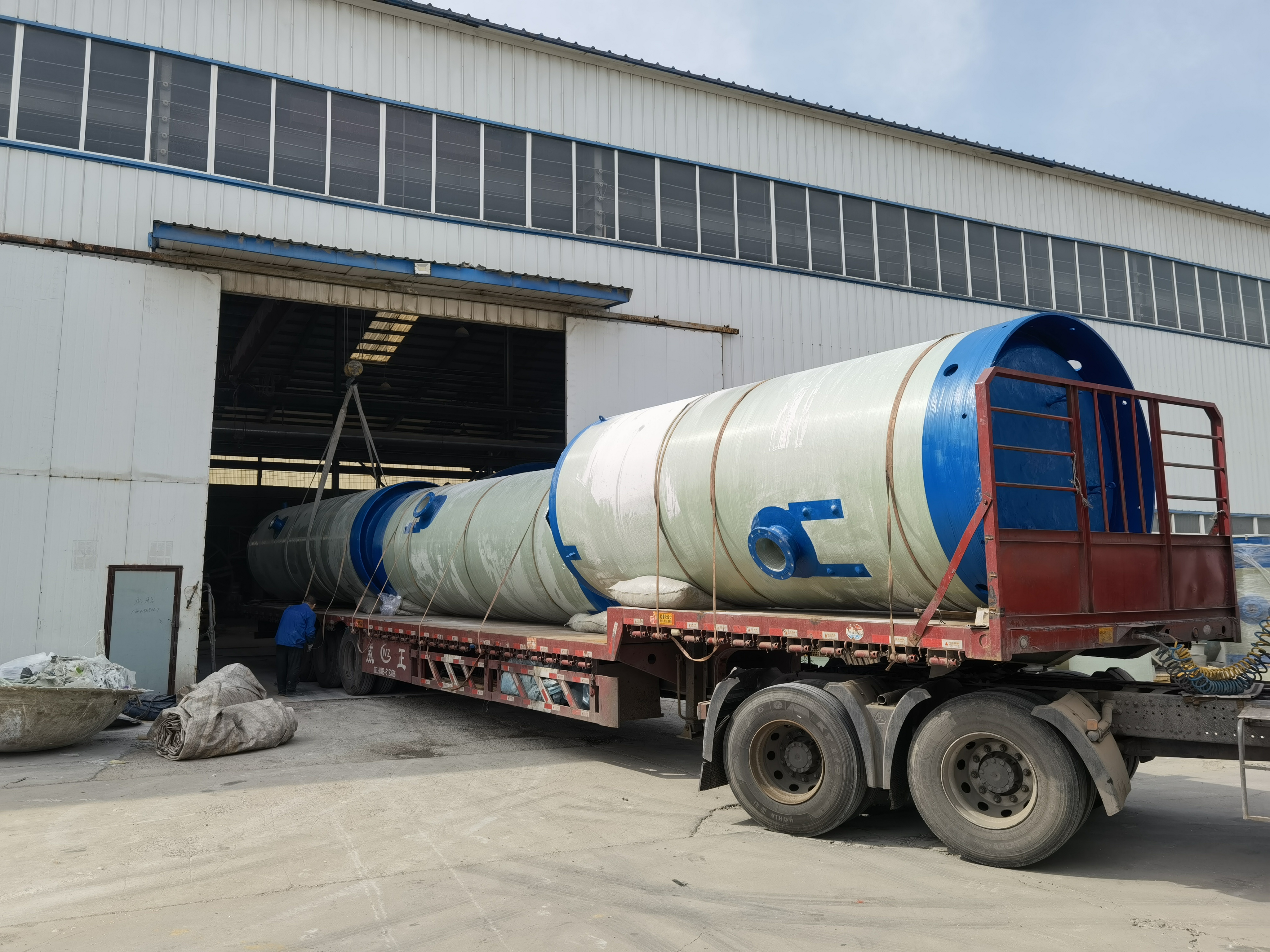 三台直径1600一体化泵站极限装车